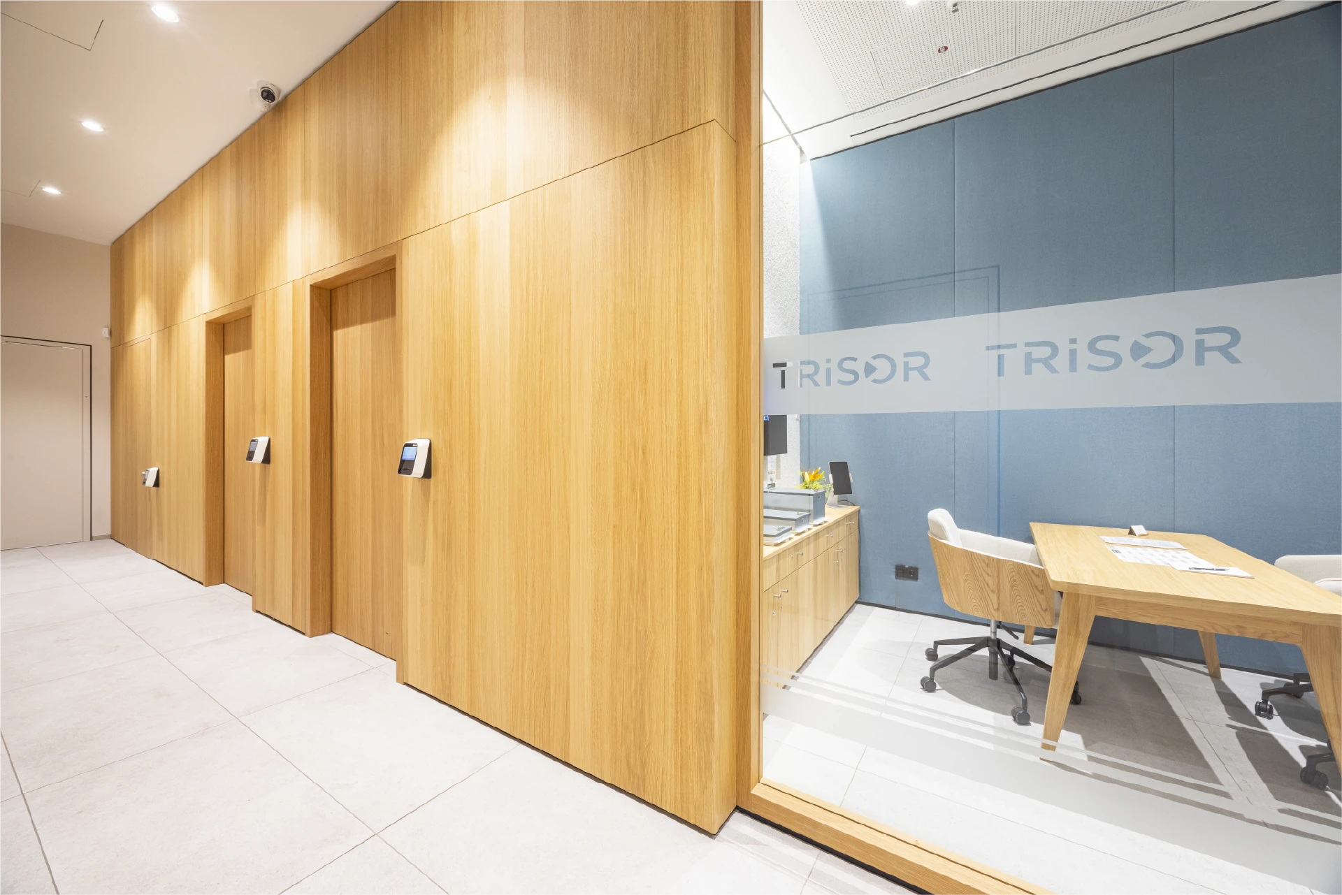 Trisor Berlin'de kasa kabini girişleri ve danışma odasına bakan koridor