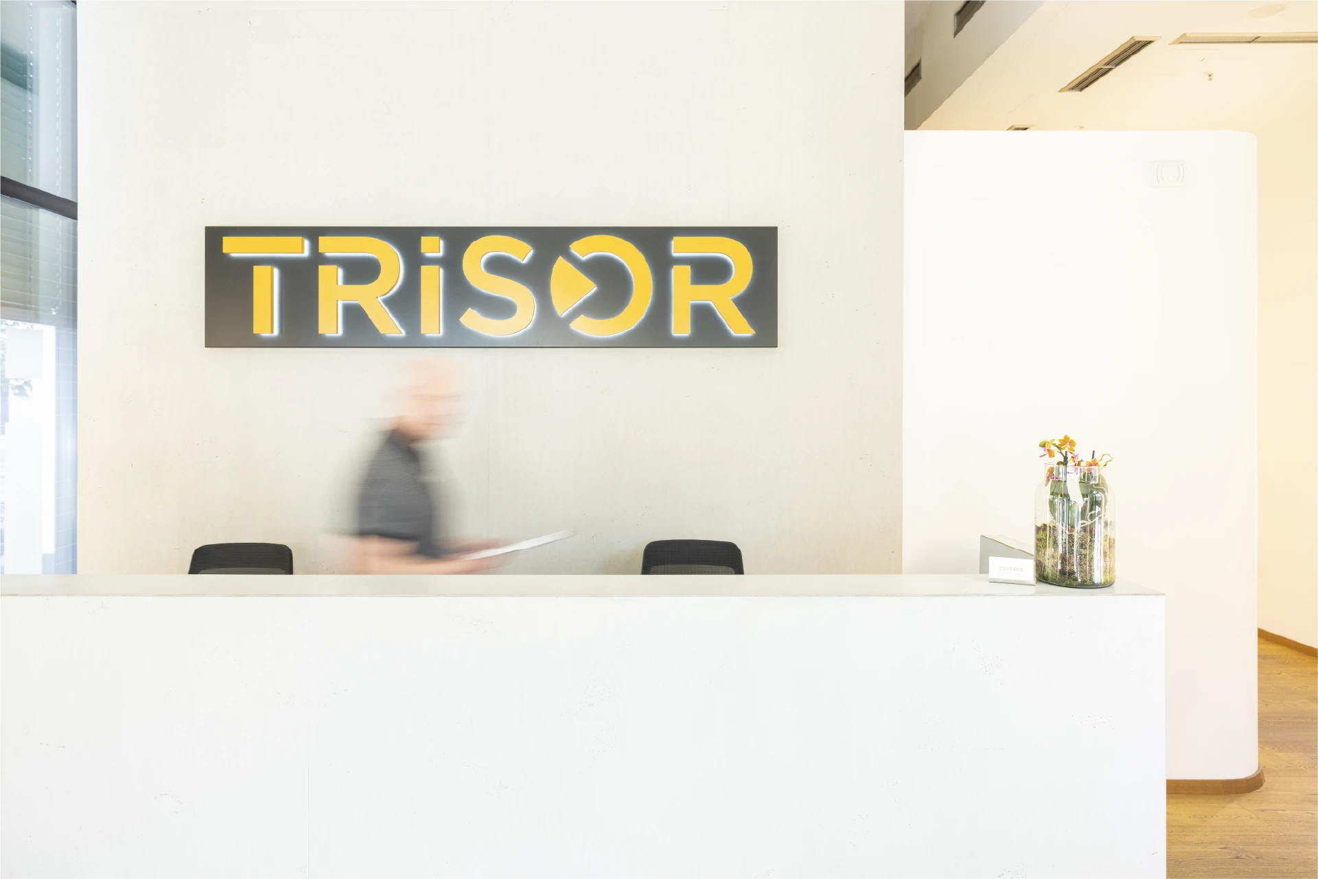 Berlin'deki Trisor resepsiyon bankosu, önden görünüm, hareket halindeki çalışanla