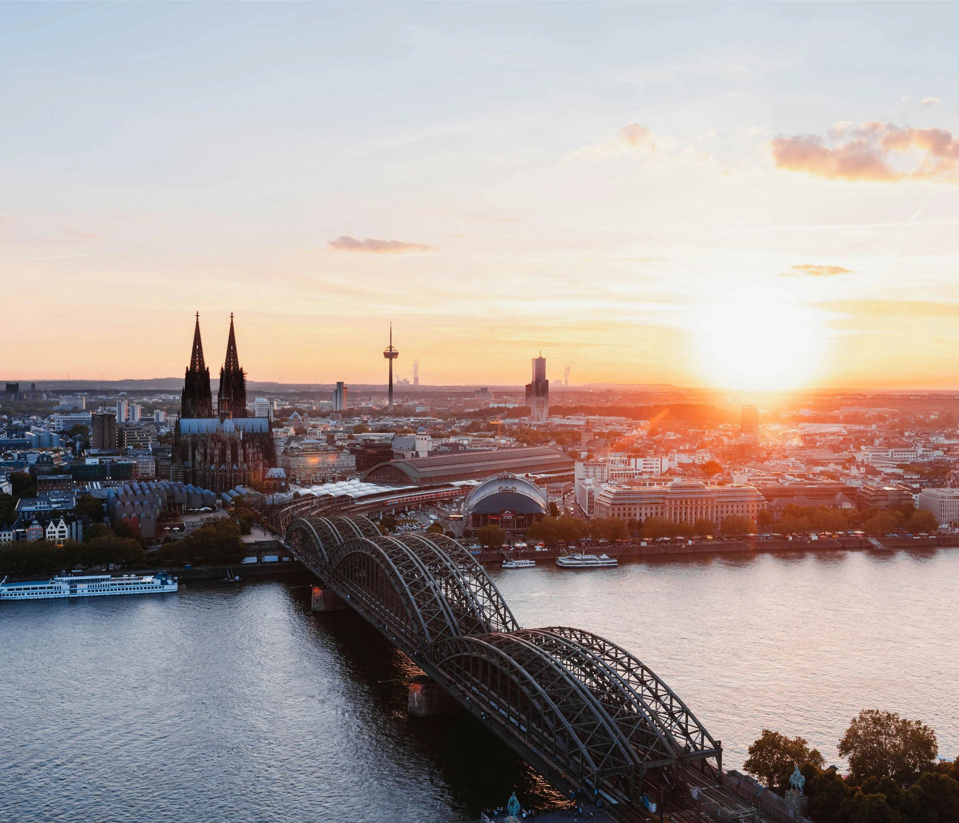 Kölner Skyline mit Dom und Hohenzollernbrücke bei Sonnenuntergang